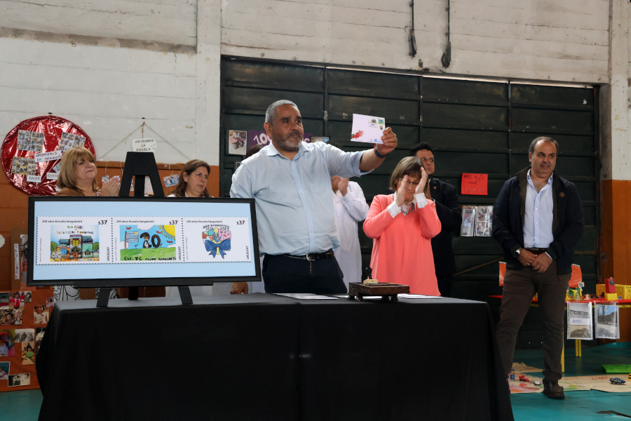 En un acto que contó con autoridades de Correo Uruguayo, ANEP y la Junta Departamental de Montevideo, se realizó el lanzamiento de una serie de tres sellos conmemorativos por los 100 años del Grupo Escolar Felipe Sanguinetti