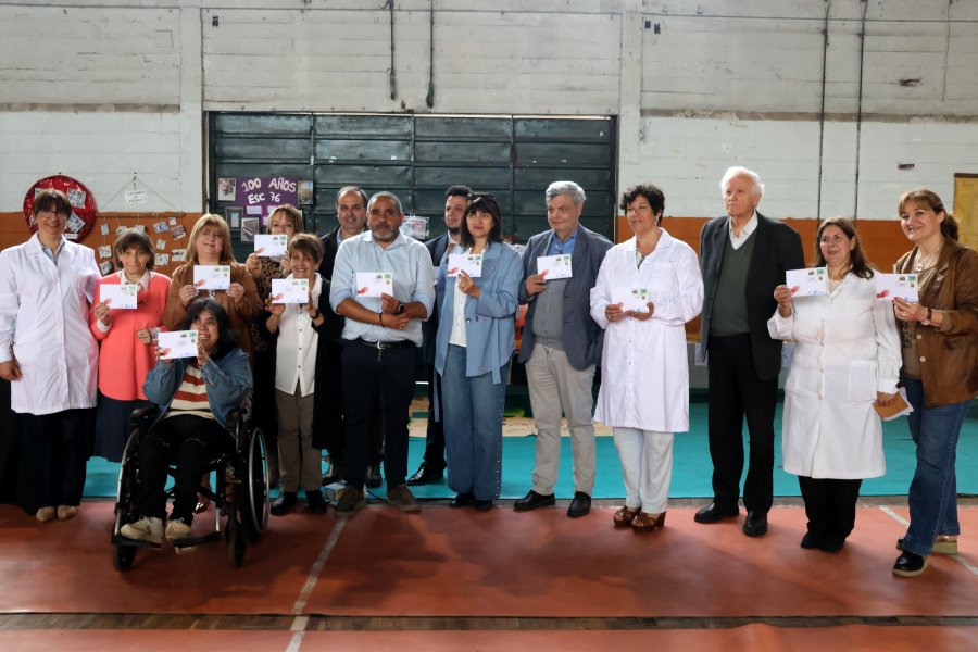 En un acto que contó con autoridades de Correo Uruguayo, ANEP y la Junta Departamental de Montevideo, se realizó el lanzamiento de una serie de tres sellos conmemorativos por los 100 años del Grupo Escolar Felipe Sanguinetti