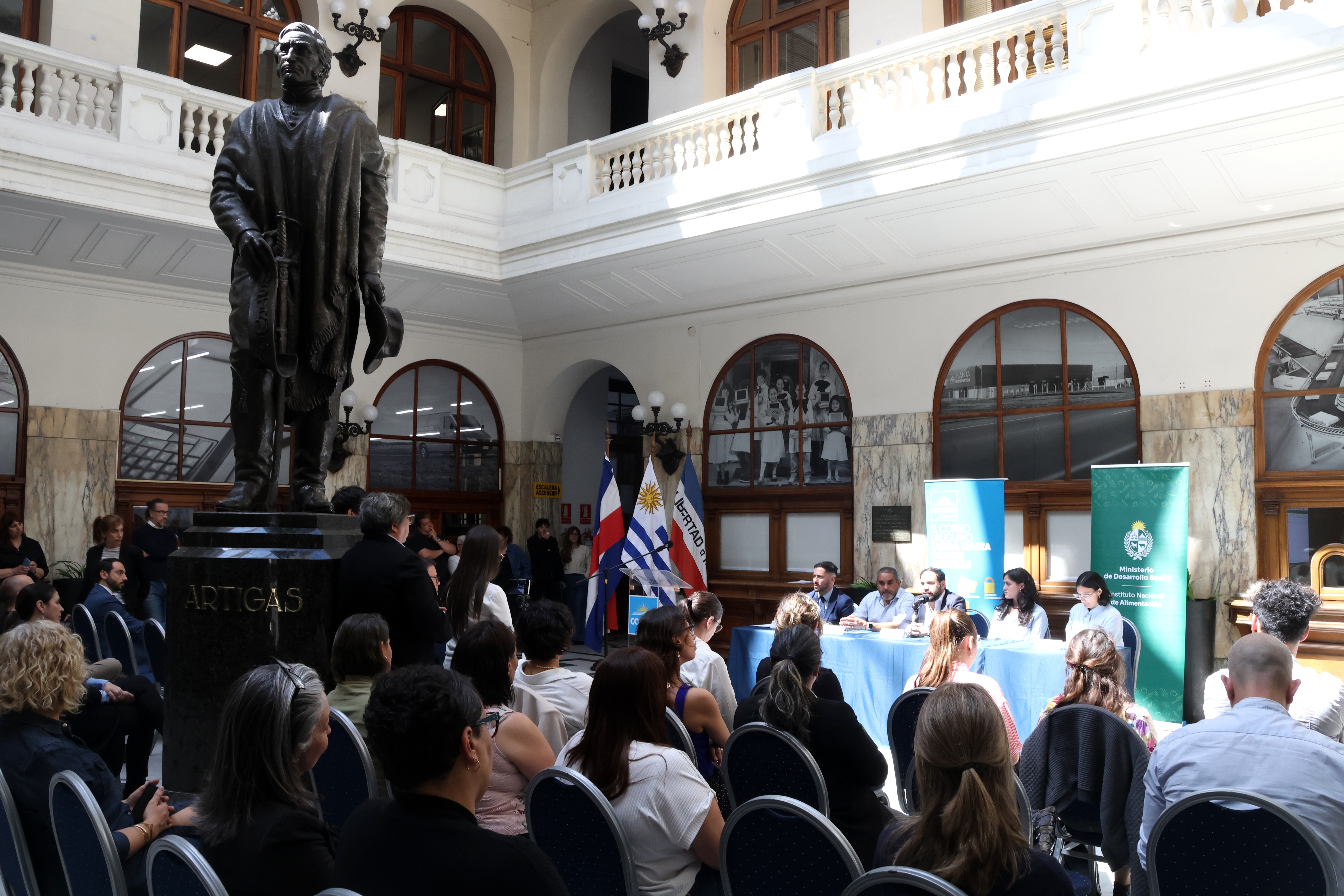 En el hall del Palacio de Correos autoridades de Correo Uruguayo y del Instituto Nacional de Alimentación firmaron un acuerdo en el que se concreta una alianza estratégica entre ambas instituciones, a través de la cual se articularan esfuerzos para desarrollar capacidades y mejorar políticas públicas vinculadas a la seguridad y soberanía alimentaria.