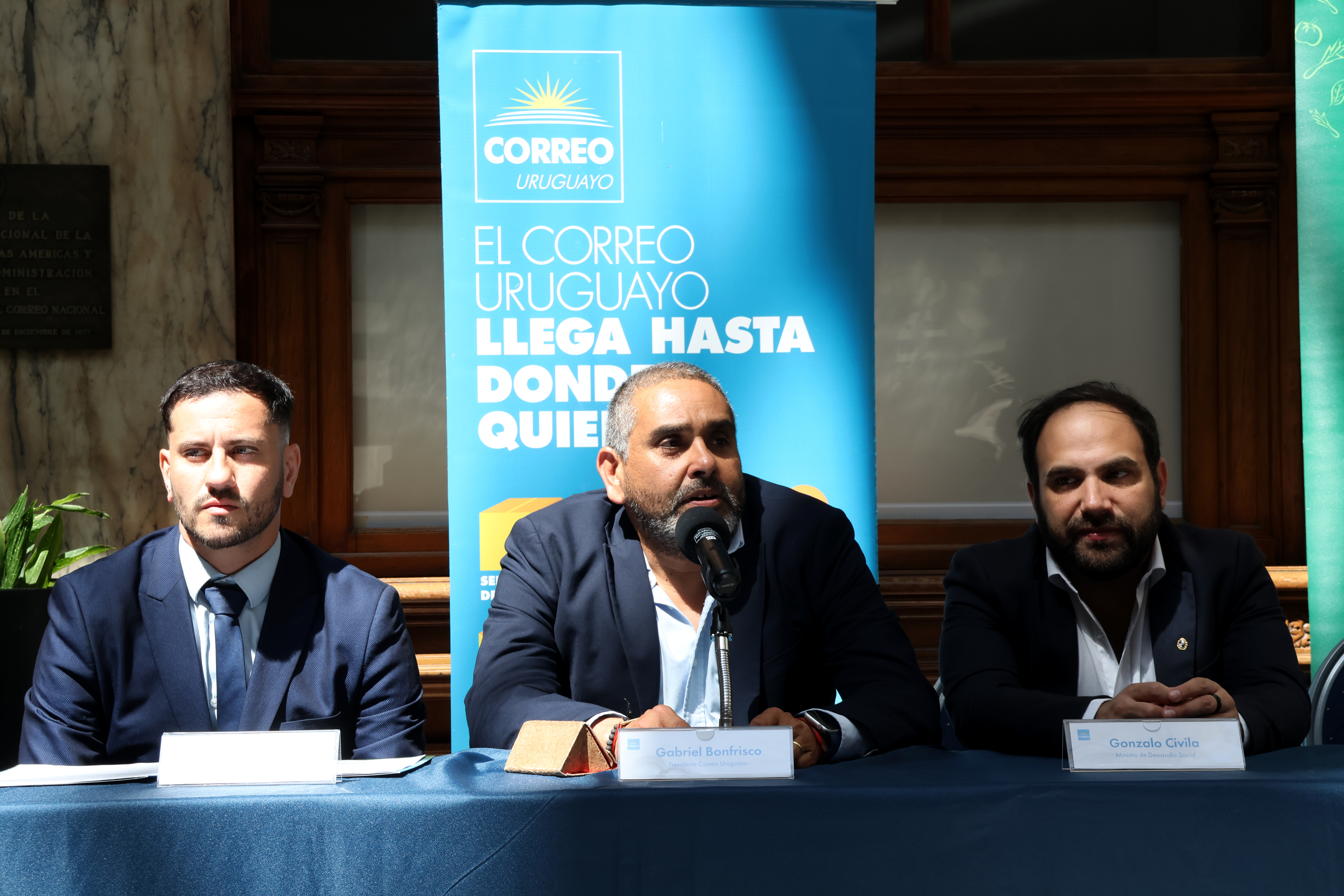 En el hall del Palacio de Correos autoridades de Correo Uruguayo y del Instituto Nacional de Alimentación firmaron un acuerdo en el que se concreta una alianza estratégica entre ambas instituciones, a través de la cual se articularan esfuerzos para desarrollar capacidades y mejorar políticas públicas vinculadas a la seguridad y soberanía alimentaria.
