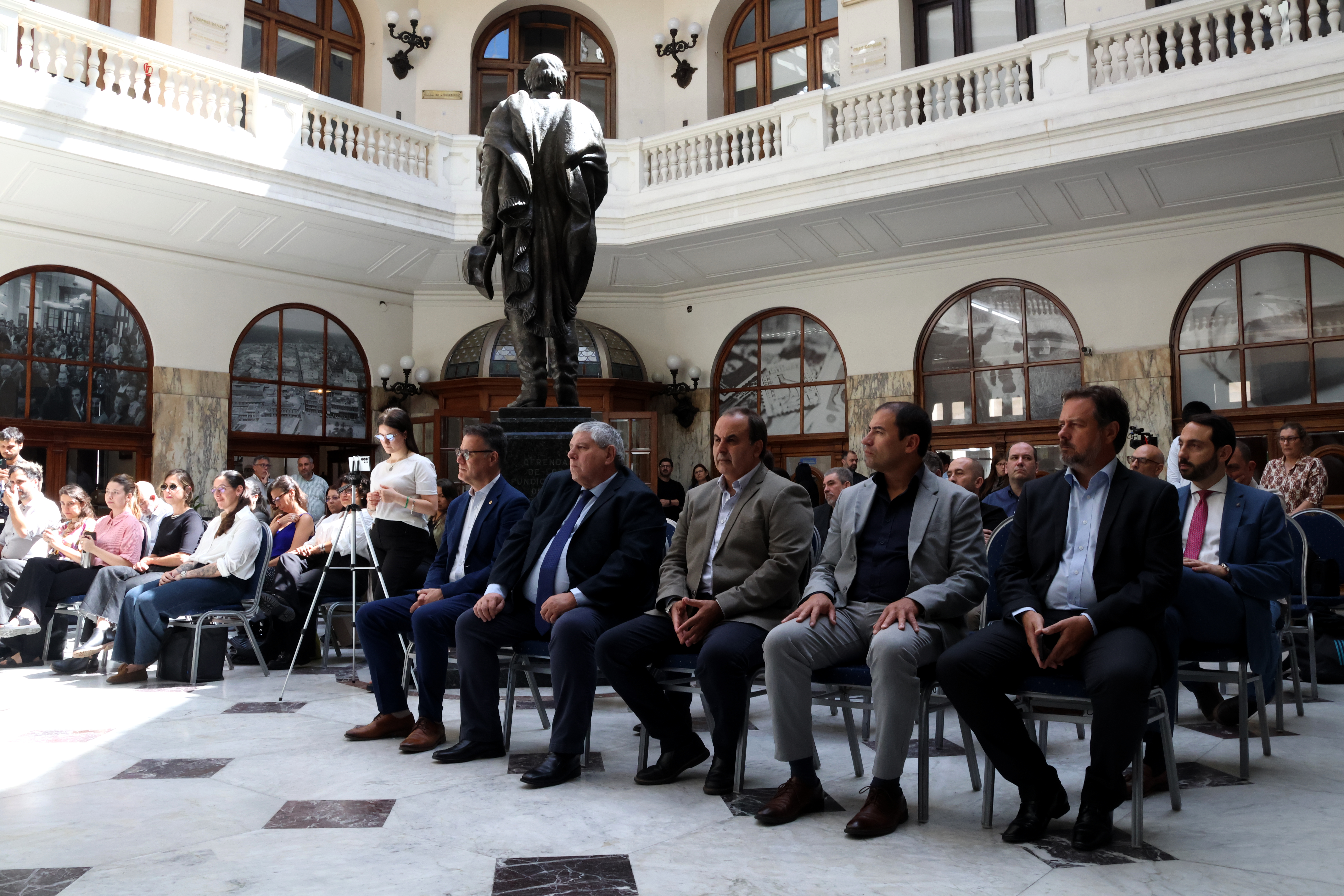 En el hall del Palacio de Correos autoridades de Correo Uruguayo y del Instituto Nacional de Alimentación firmaron un acuerdo en el que se concreta una alianza estratégica entre ambas instituciones, a través de la cual se articularan esfuerzos para desarrollar capacidades y mejorar políticas públicas vinculadas a la seguridad y soberanía alimentaria.