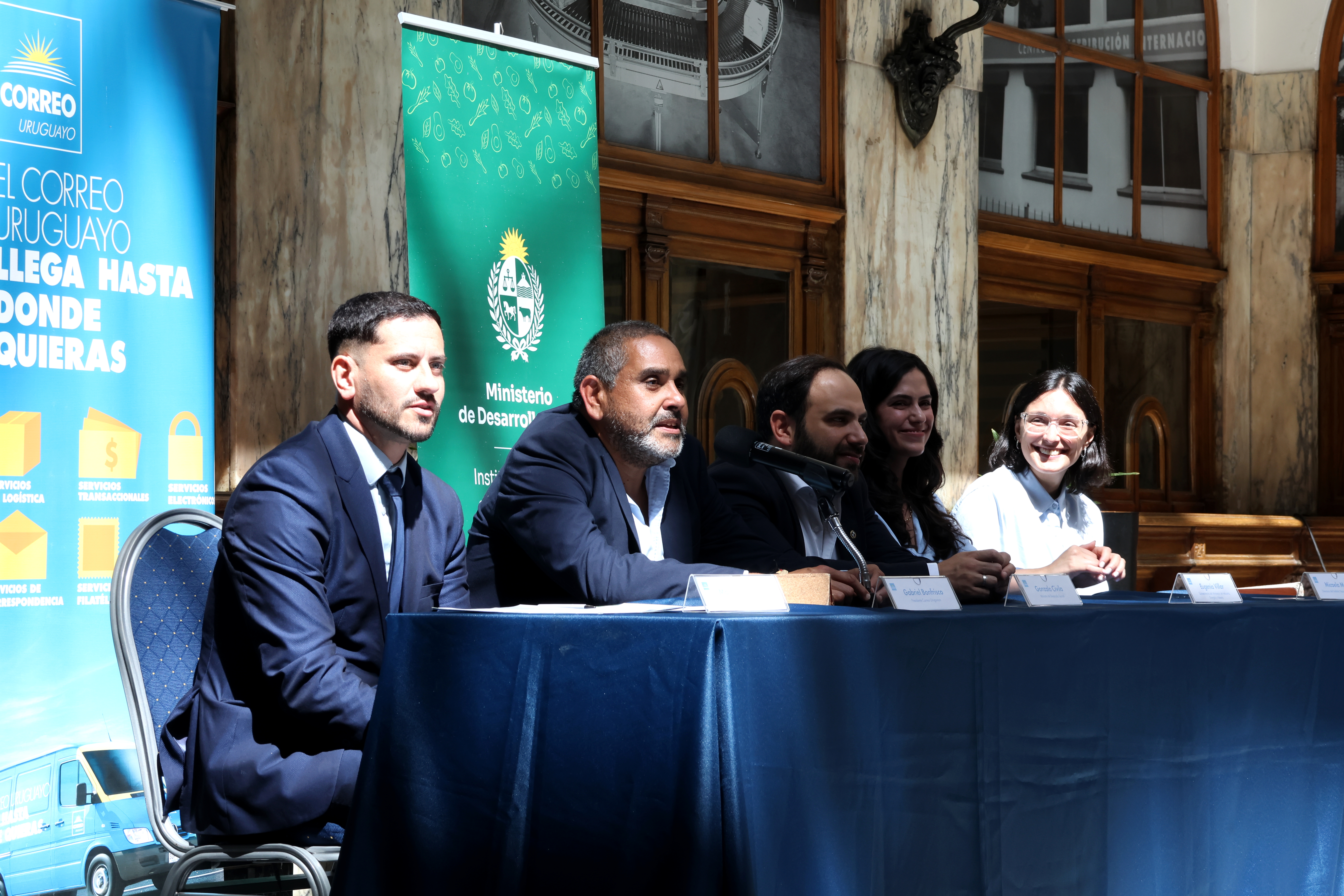 En el hall del Palacio de Correos autoridades de Correo Uruguayo y del Instituto Nacional de Alimentación firmaron un acuerdo en el que se concreta una alianza estratégica entre ambas instituciones, a través de la cual se articularan esfuerzos para desarrollar capacidades y mejorar políticas públicas vinculadas a la seguridad y soberanía alimentaria.