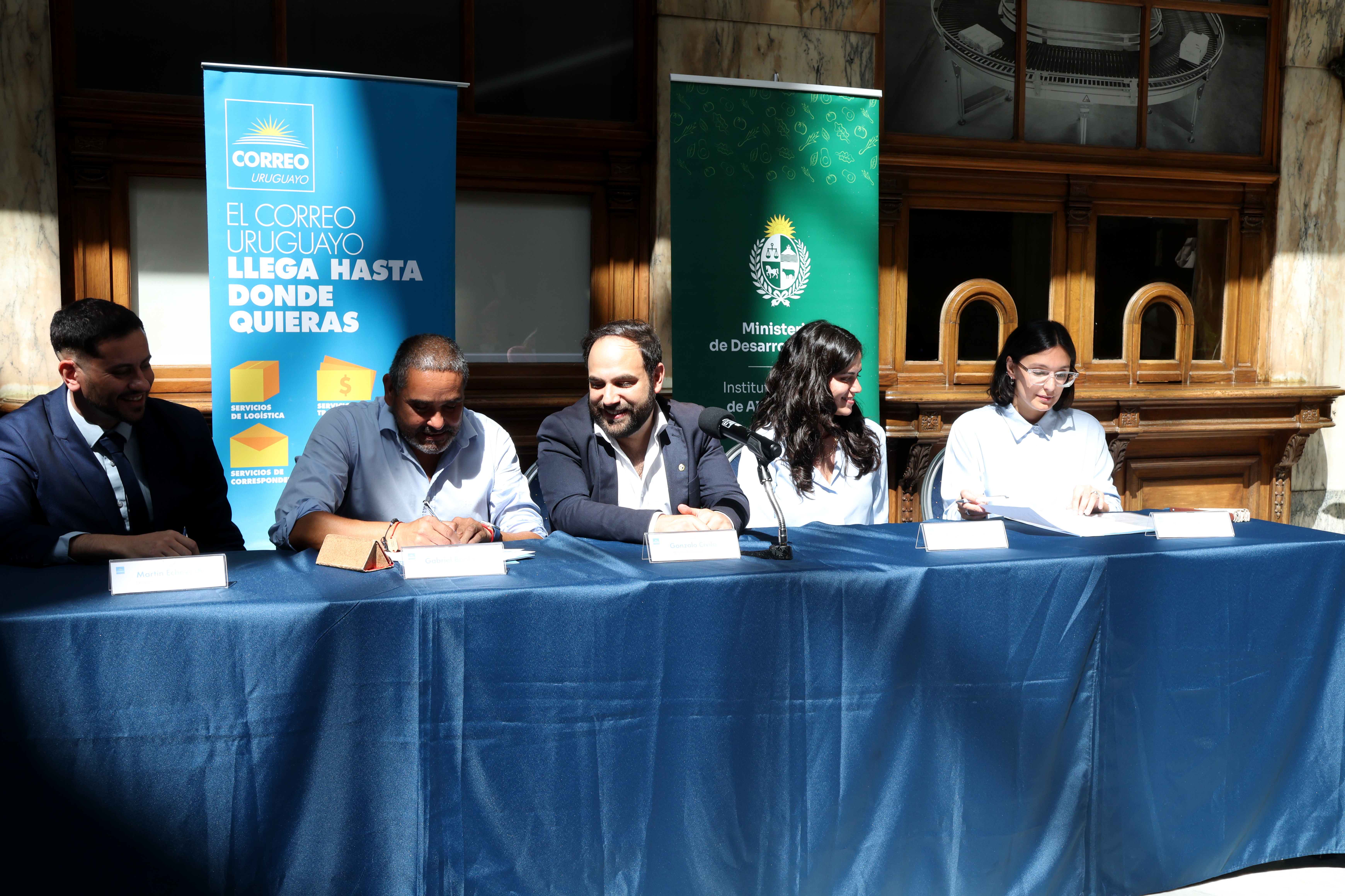 En el hall del Palacio de Correos autoridades de Correo Uruguayo y del Instituto Nacional de Alimentación firmaron un acuerdo en el que se concreta una alianza estratégica entre ambas instituciones, a través de la cual se articularan esfuerzos para desarrollar capacidades y mejorar políticas públicas vinculadas a la seguridad y soberanía alimentaria.