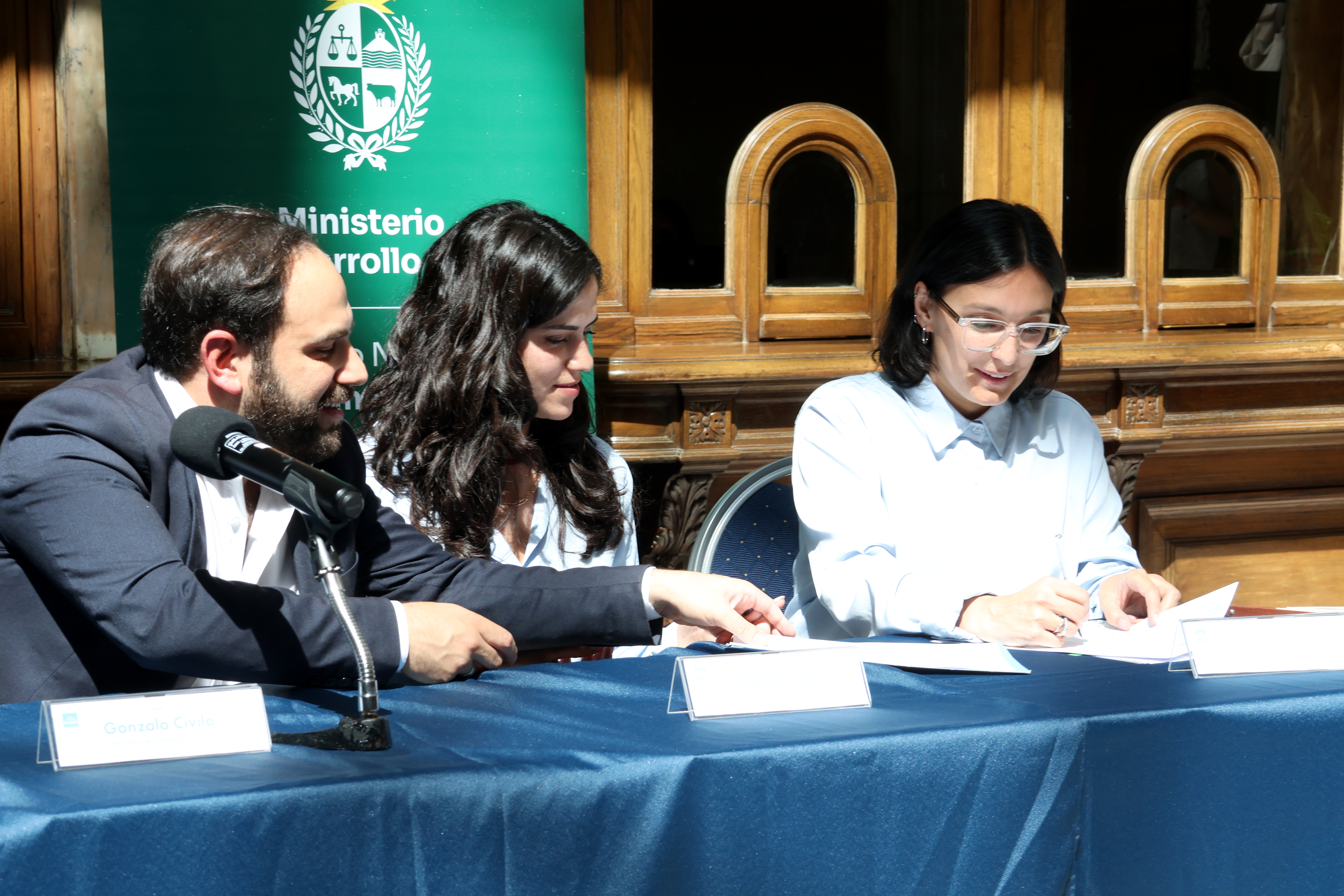 En el hall del Palacio de Correos autoridades de Correo Uruguayo y del Instituto Nacional de Alimentación firmaron un acuerdo en el que se concreta una alianza estratégica entre ambas instituciones, a través de la cual se articularan esfuerzos para desarrollar capacidades y mejorar políticas públicas vinculadas a la seguridad y soberanía alimentaria.