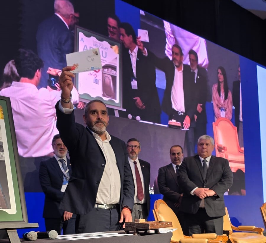 En el marco del Congreso Internacional de Comercio Exterior, Correo Uruguayo realizó el lanzamiento de un sello personalizado conmemorativo por el nonagésimo aniversario de la Asociación de Despachantes de Aduana del Uruguay (ADAU).