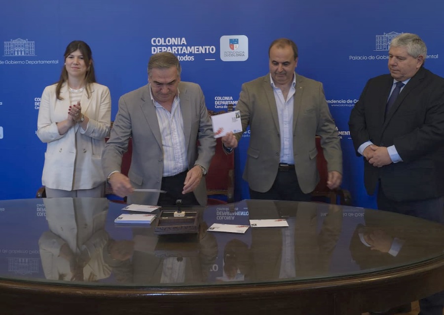 En el marco del trigésimo aniversario de la declaración del Barrio Histórico de Colonia del Sacramento como Patrimonio Mundial de la Humanidad por la UNESCO, Correo Uruguayo presentó un sello personalizado en homenaje a este relevante acontecimiento