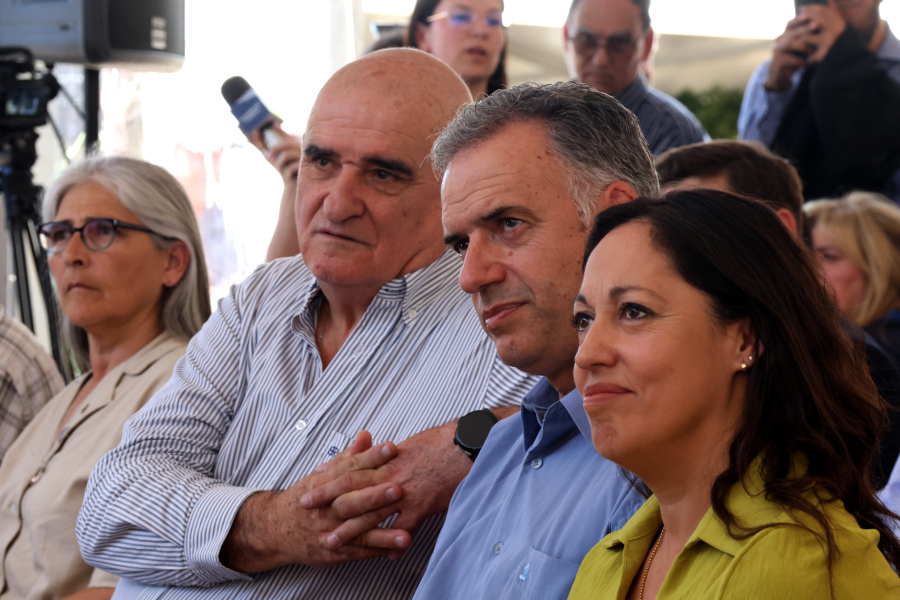 Con la presencia del presidente de la república, Yamandú Orsi, Correo Uruguayo presentó un sello personalizado conmemorativo por el octogésimo aniversario de de la Central Hidroeléctrica de Rincón del Bonete.