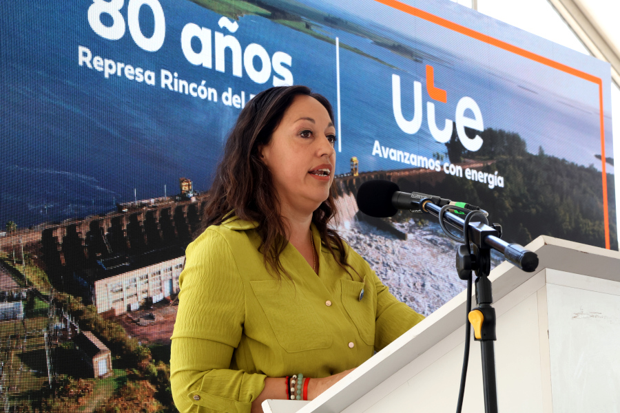 Con la presencia del presidente de la república, Yamandú Orsi, Correo Uruguayo presentó un sello personalizado conmemorativo por el octogésimo aniversario de de la Central Hidroeléctrica de Rincón del Bonete.