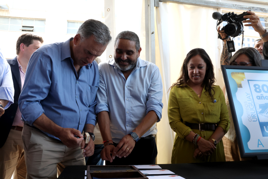 Con la presencia del presidente de la república, Yamandú Orsi, Correo Uruguayo presentó un sello personalizado conmemorativo por el octogésimo aniversario de de la Central Hidroeléctrica de Rincón del Bonete.