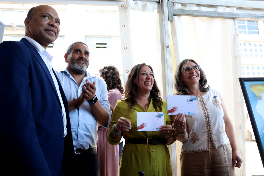 Con la presencia del presidente de la república, Yamandú Orsi, Correo Uruguayo presentó un sello personalizado conmemorativo por el octogésimo aniversario de de la Central Hidroeléctrica de Rincón del Bonete.