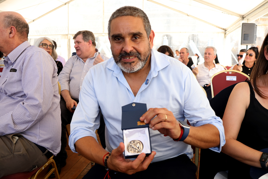 Con la presencia del presidente de la república, Yamandú Orsi, Correo Uruguayo presentó un sello personalizado conmemorativo por el octogésimo aniversario de de la Central Hidroeléctrica de Rincón del Bonete.