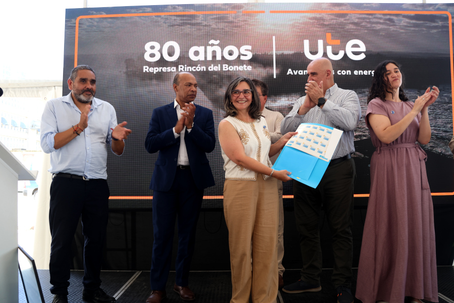 Con la presencia del presidente de la república, Yamandú Orsi, Correo Uruguayo presentó un sello personalizado conmemorativo por el octogésimo aniversario de de la Central Hidroeléctrica de Rincón del Bonete.
