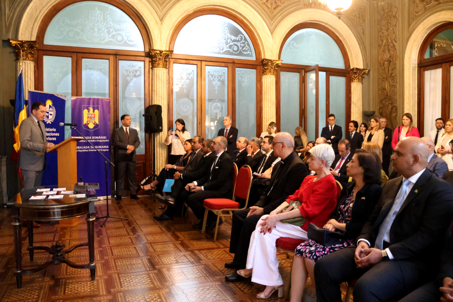 En el Ministerio de Relaciones Exteriores, Correo Uruguayo y el correo de Rumania llevaron a cabo la emisión conjunta de una hoja filatélica, conmemorativa por los noventa años de las relaciones diplomáticas entre Rumania y Uruguay.
