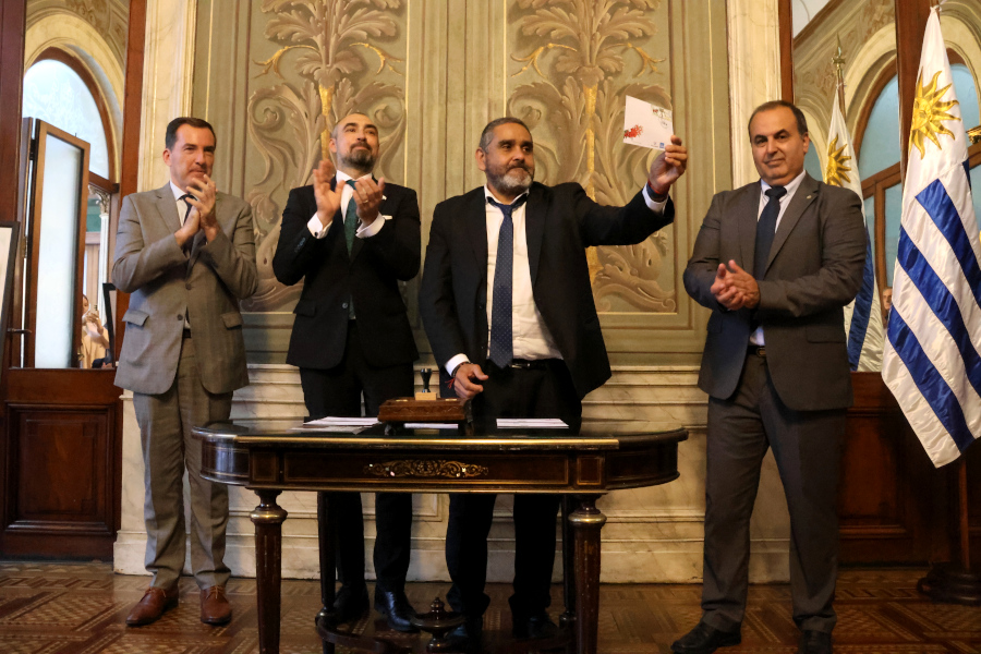 En el Ministerio de Relaciones Exteriores, Correo Uruguayo y el correo de Rumania llevaron a cabo la emisión conjunta de una hoja filatélica, conmemorativa por los noventa años de las relaciones diplomáticas entre Rumania y Uruguay.