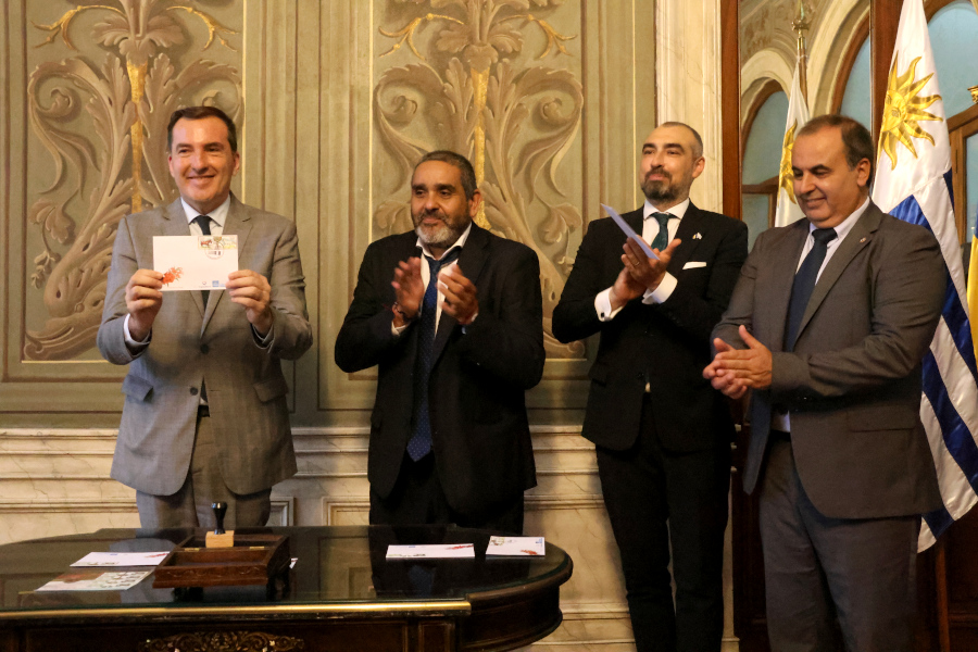 En el Ministerio de Relaciones Exteriores, Correo Uruguayo y el correo de Rumania llevaron a cabo la emisión conjunta de una hoja filatélica, conmemorativa por los noventa años de las relaciones diplomáticas entre Rumania y Uruguay.