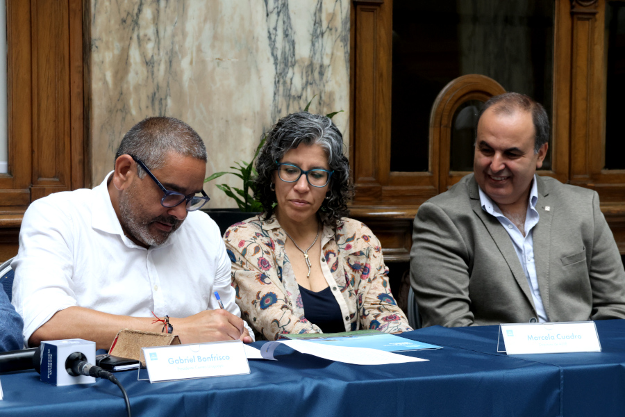 A través de un acuerdo firmado en el Palacio de Correos, Correo Uruguayo pondrá a disposición de ASSE su plataforma logística y su Red Nacional Postal para el diseño y ejecución de soluciones integrales, como ser la gestión de la cadena de suministro, distribución y trazabilidad de medicamentos, servicios de comunicación física y digital y servicios financieros básicos.