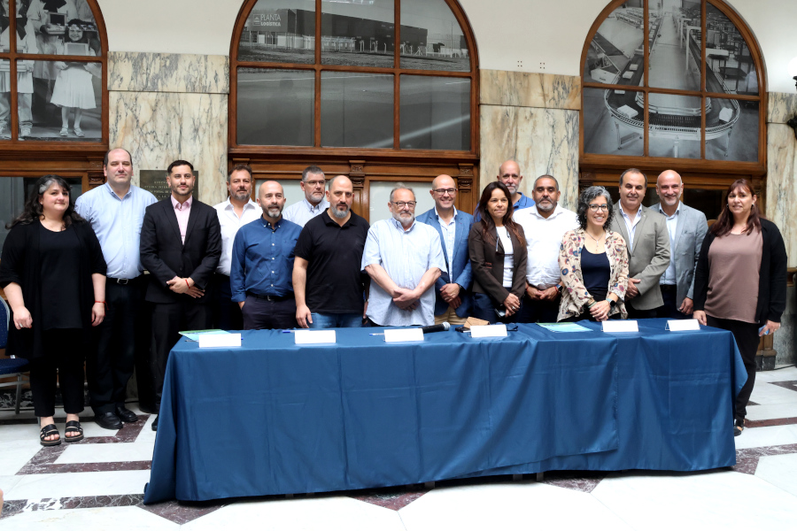 A través de un acuerdo firmado en el Palacio de Correos, Correo Uruguayo pondrá a disposición de ASSE su plataforma logística y su Red Nacional Postal para el diseño y ejecución de soluciones integrales, como ser la gestión de la cadena de suministro, distribución y trazabilidad de medicamentos, servicios de comunicación física y digital y servicios financieros básicos.