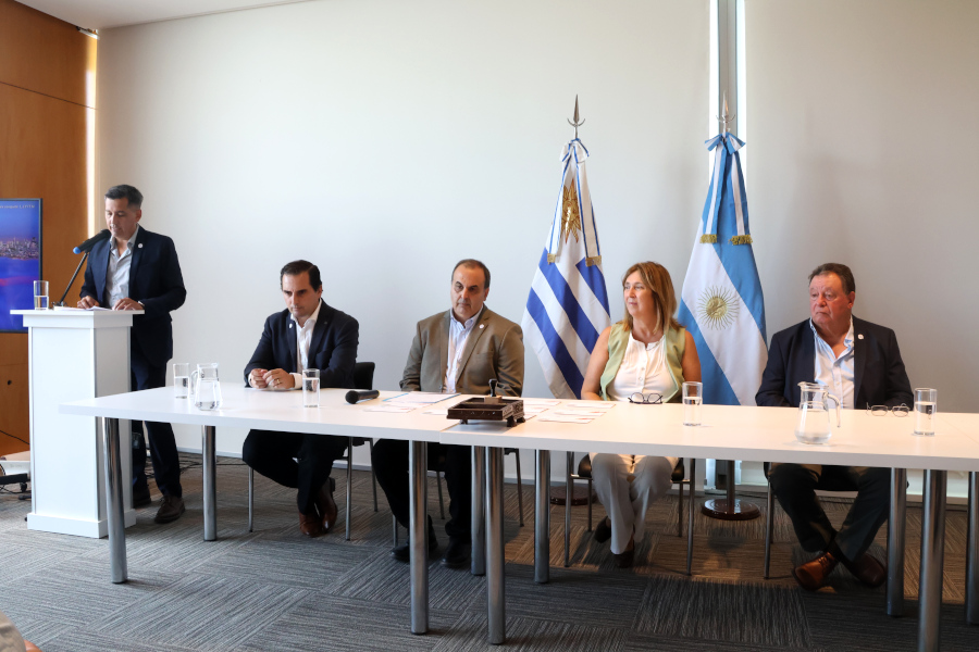 En un acto realizado en la sede del Comisión Administradora del Río Uruguay (CARU), Correo Uruguayo lanzó el sello conmemorativo por el quincuagésimo aniversario del Puente Internacional Gral. José Gervasio Artigas, que une las ciudades hermanas de Paysandú y Colón.