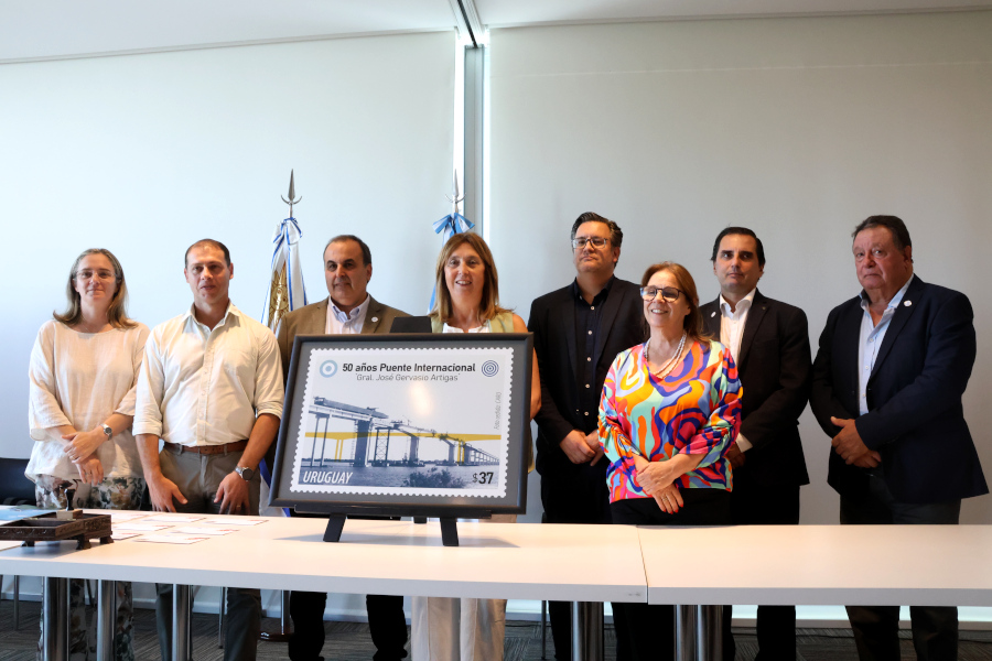 En un acto realizado en la sede del Comisión Administradora del Río Uruguay (CARU), Correo Uruguayo lanzó el sello conmemorativo por el quincuagésimo aniversario del Puente Internacional Gral. José Gervasio Artigas, que une las ciudades hermanas de Paysandú y Colón.
