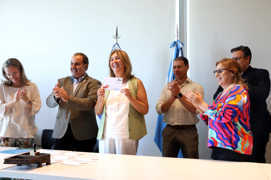 En un acto realizado en la sede del Comisión Administradora del Río Uruguay (CARU), Correo Uruguayo lanzó el sello conmemorativo por el quincuagésimo aniversario del Puente Internacional Gral. José Gervasio Artigas, que une las ciudades hermanas de Paysandú y Colón.