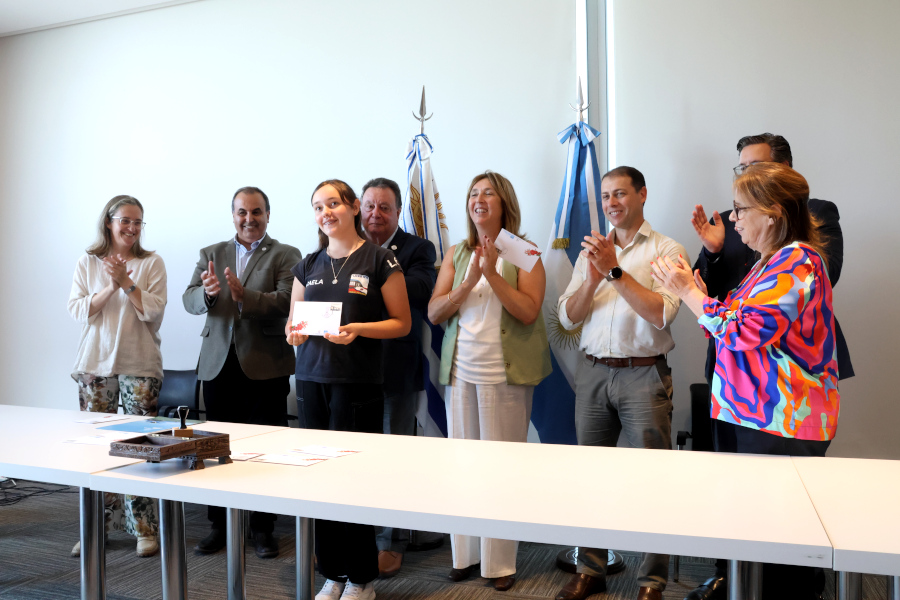 En un acto realizado en la sede del Comisión Administradora del Río Uruguay (CARU), Correo Uruguayo lanzó el sello conmemorativo por el quincuagésimo aniversario del Puente Internacional Gral. José Gervasio Artigas, que une las ciudades hermanas de Paysandú y Colón.