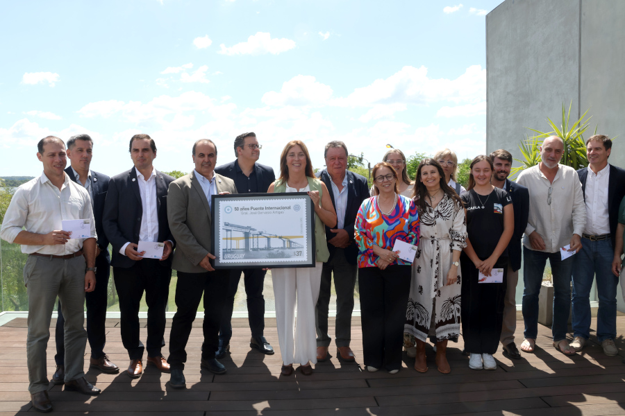 En un acto realizado en la sede del Comisión Administradora del Río Uruguay (CARU), Correo Uruguayo lanzó el sello conmemorativo por el quincuagésimo aniversario del Puente Internacional Gral. José Gervasio Artigas, que une las ciudades hermanas de Paysandú y Colón.