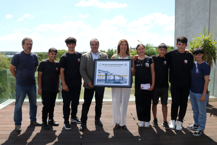 En un acto realizado en la sede del Comisión Administradora del Río Uruguay (CARU), Correo Uruguayo lanzó el sello conmemorativo por el quincuagésimo aniversario del Puente Internacional Gral. José Gervasio Artigas, que une las ciudades hermanas de Paysandú y Colón.