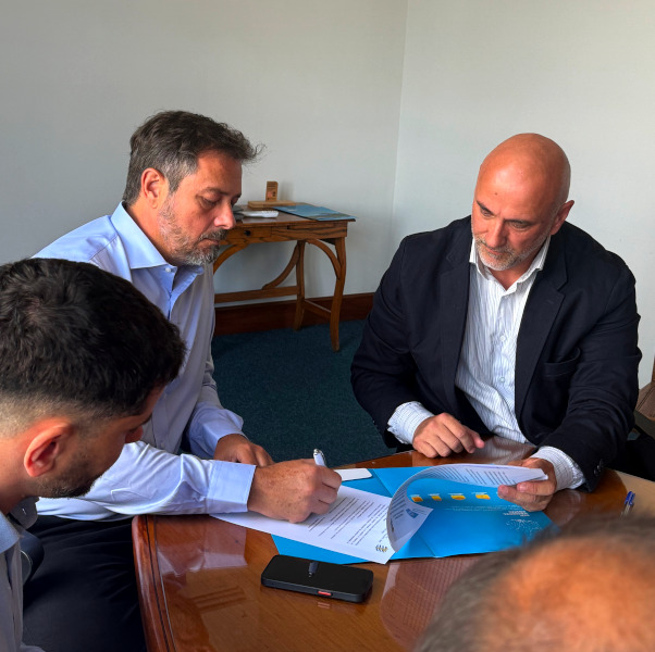 En un acto de gran significación para el futuro del Correo Uruguayo, este miércoles 11 de diciembre se firmó un Memorando de Entendimiento entre los designados por el Directorio de la Administración Nacional de Correos (ANC) y la Asociación de Funcionarios Postales del Uruguay (AFPU).