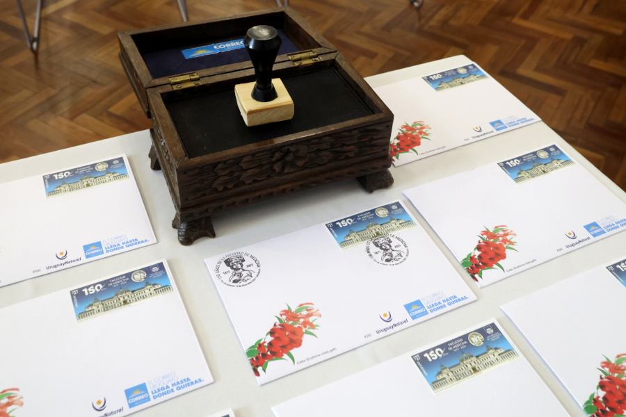 Correo Uruguayo realizó el lanzamiento del sello conmemorativo por los 150 años de la Facultad de Medicina