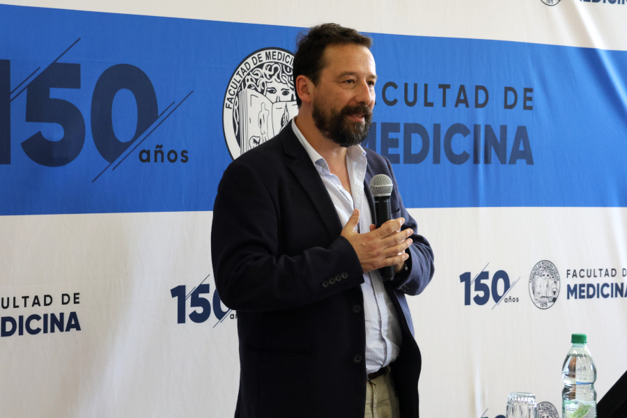 Correo Uruguayo realizó el lanzamiento del sello conmemorativo por los 150 años de la Facultad de Medicina