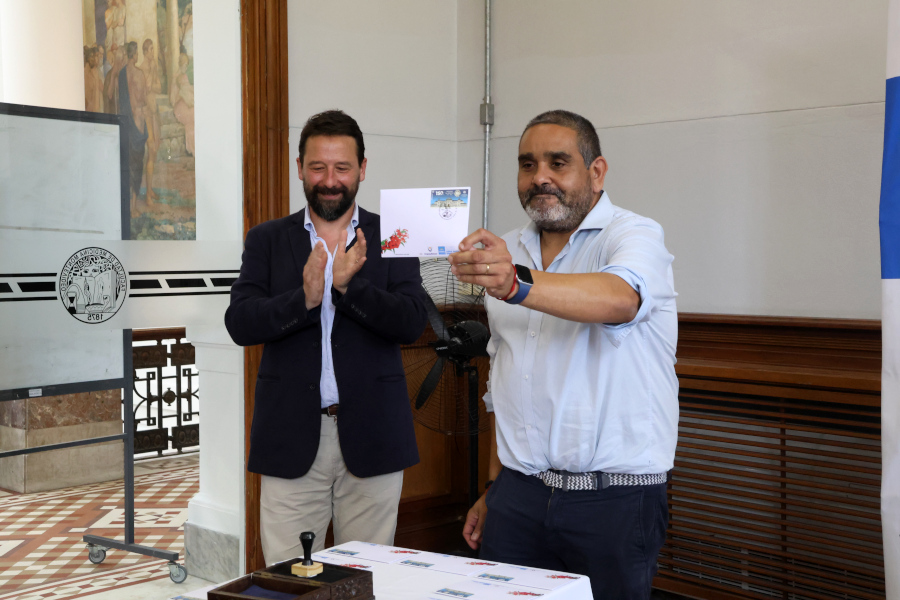 Correo Uruguayo realizó el lanzamiento del sello conmemorativo por los 150 años de la Facultad de Medicina
