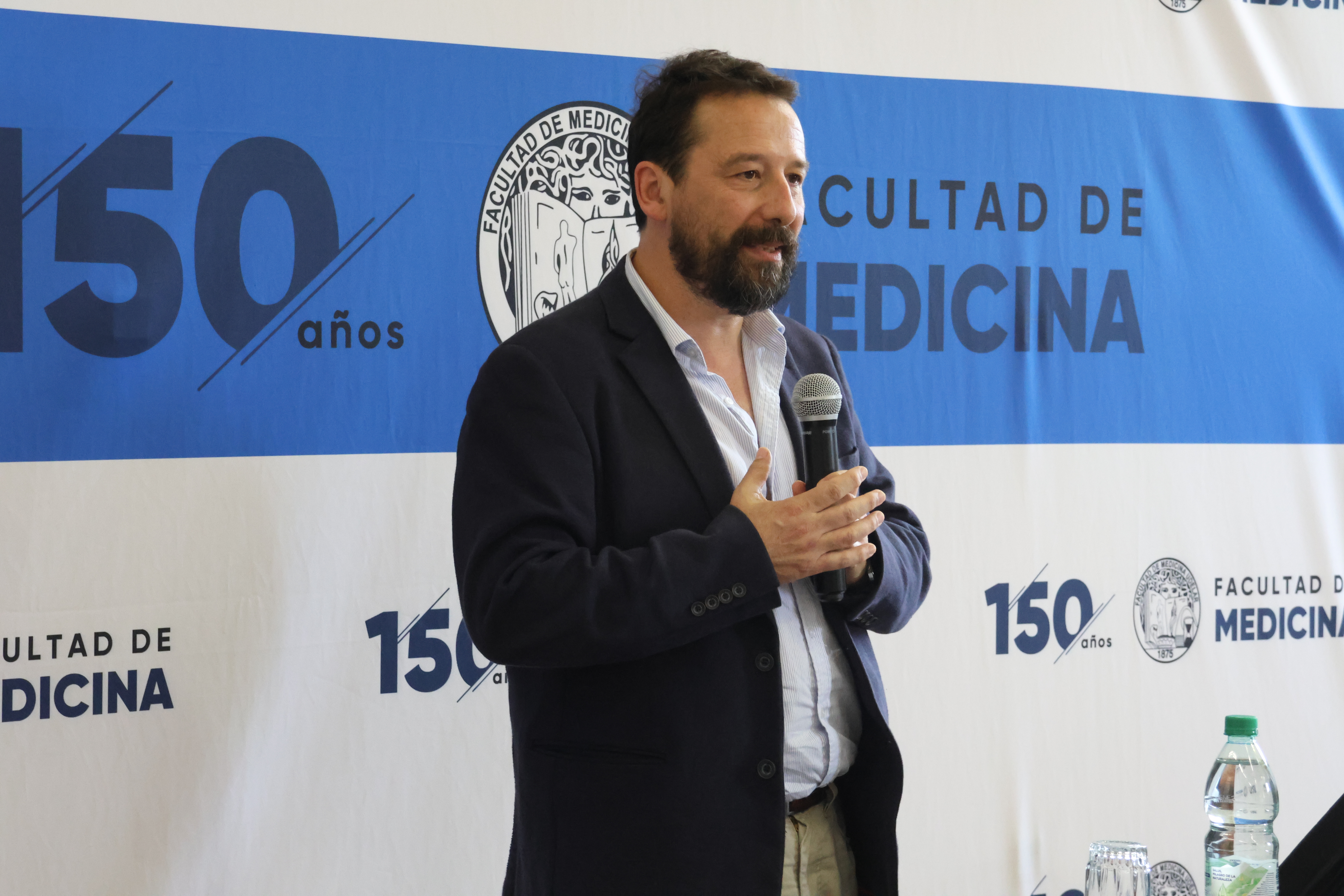 Correo Uruguayo realizó el lanzamiento del sello conmemorativo por los 150 años de la Facultad de Medicina