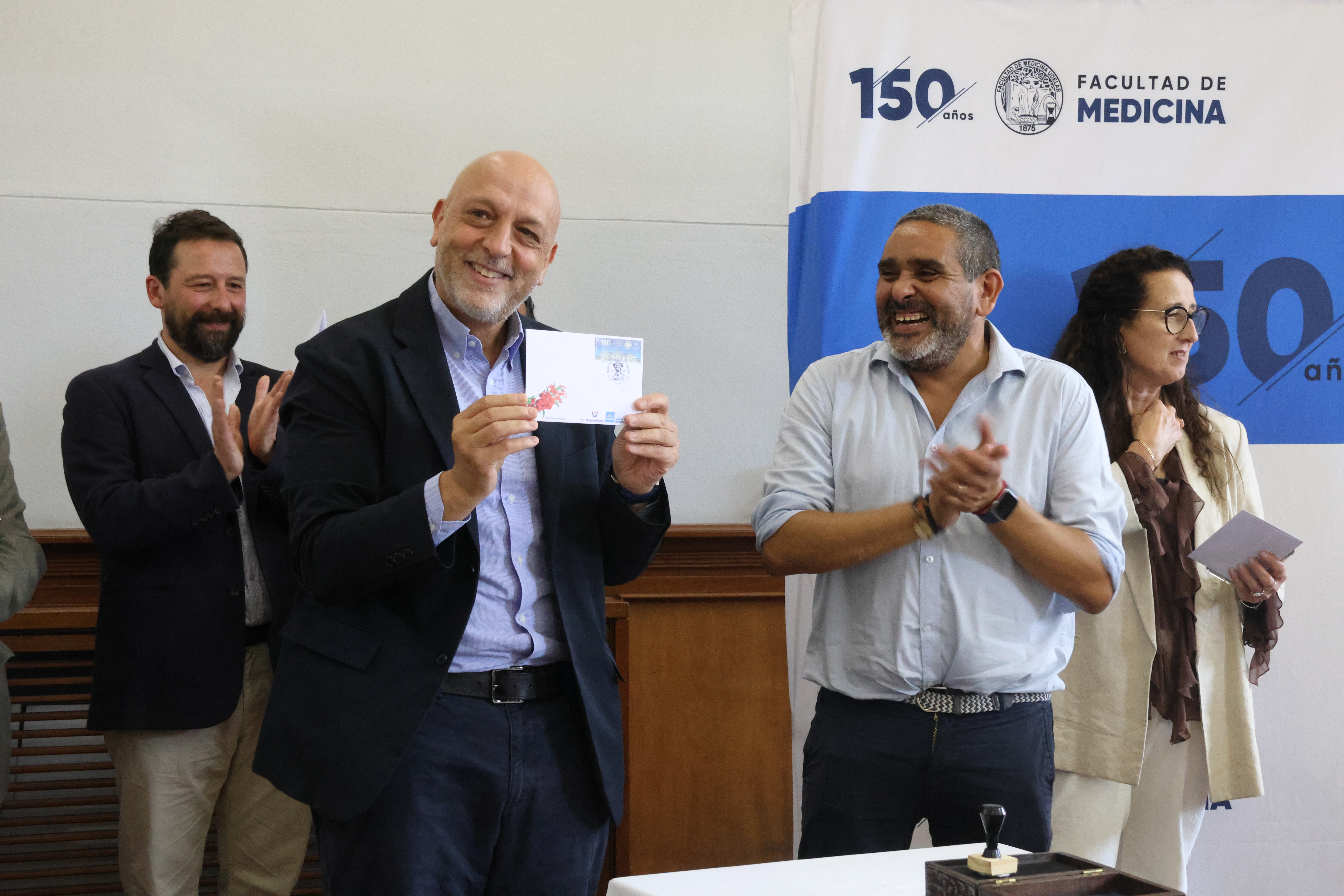 Correo Uruguayo realizó el lanzamiento del sello conmemorativo por los 150 años de la Facultad de Medicina