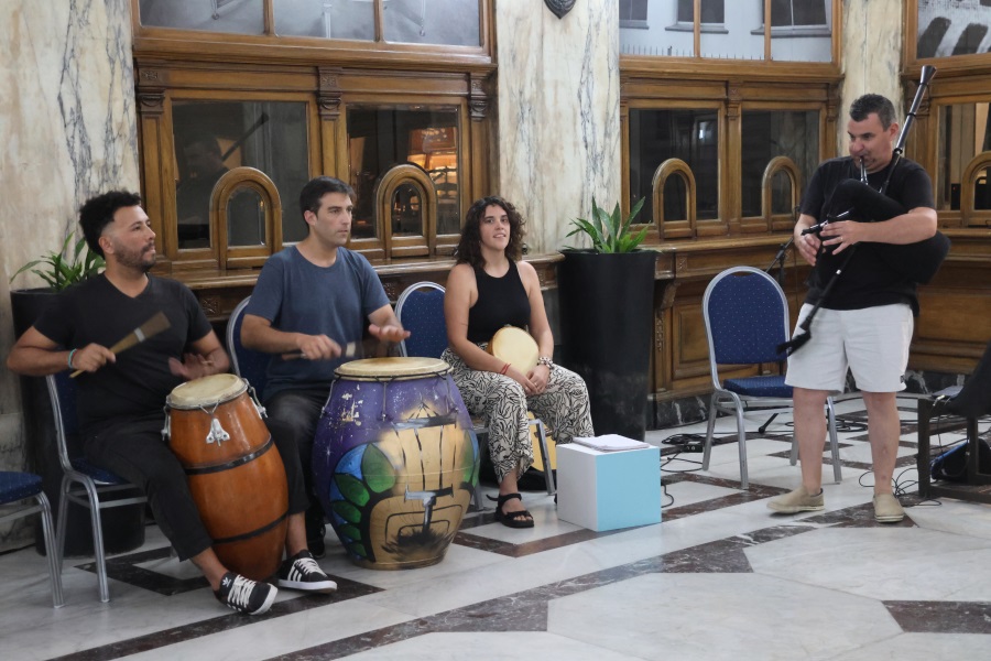 En una nueva edición de Museos en la noche, el Palacio de Correos abrió sus puertas al público, ofreciendo a las clásicas visitas del Museo Postal y del Salón de Protocolo, espectáculos artísticos de excelente calidad, como los conciertos de Gaitas del Colectivo Gallego, del Coro Hispania y de la Orquesta de Cámara Raskolnikov.