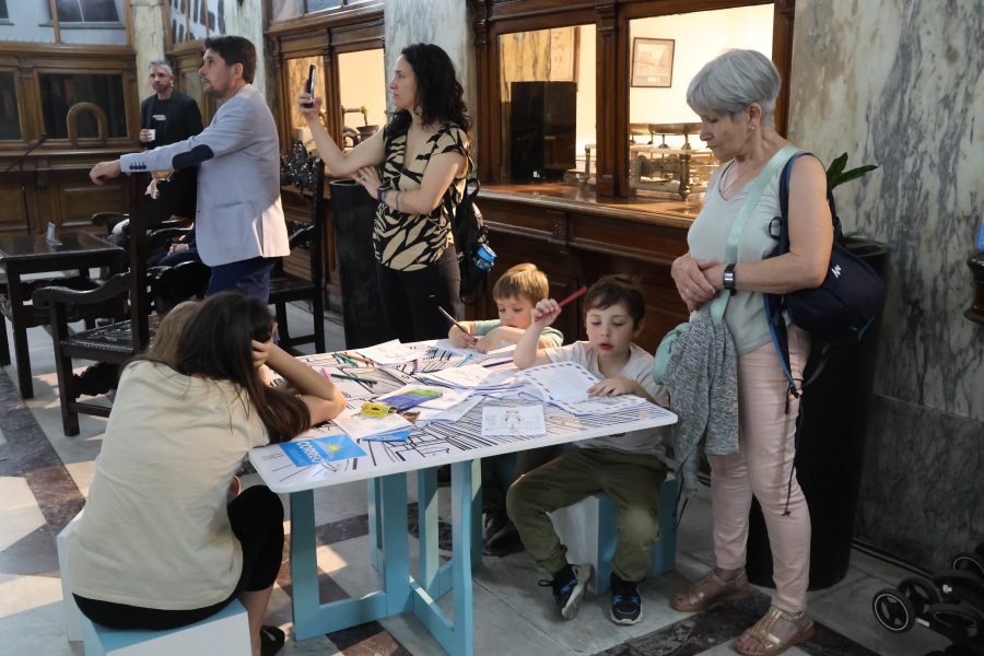 En una nueva edición de Museos en la noche, el Palacio de Correos abrió sus puertas al público, ofreciendo a las clásicas visitas del Museo Postal y del Salón de Protocolo, espectáculos artísticos de excelente calidad, como los conciertos de Gaitas del Colectivo Gallego, del Coro Hispania y de la Orquesta de Cámara Raskolnikov.