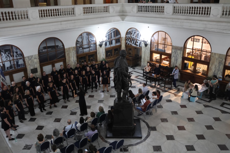 En una nueva edición de Museos en la noche, el Palacio de Correos abrió sus puertas al público, ofreciendo a las clásicas visitas del Museo Postal y del Salón de Protocolo, espectáculos artísticos de excelente calidad, como los conciertos de Gaitas del Colectivo Gallego, del Coro Hispania y de la Orquesta de Cámara Raskolnikov.