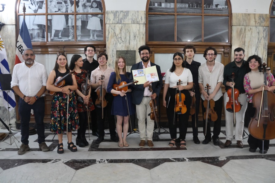 En una nueva edición de Museos en la noche, el Palacio de Correos abrió sus puertas al público, ofreciendo a las clásicas visitas del Museo Postal y del Salón de Protocolo, espectáculos artísticos de excelente calidad, como los conciertos de Gaitas del Colectivo Gallego, del Coro Hispania y de la Orquesta de Cámara Raskolnikov.