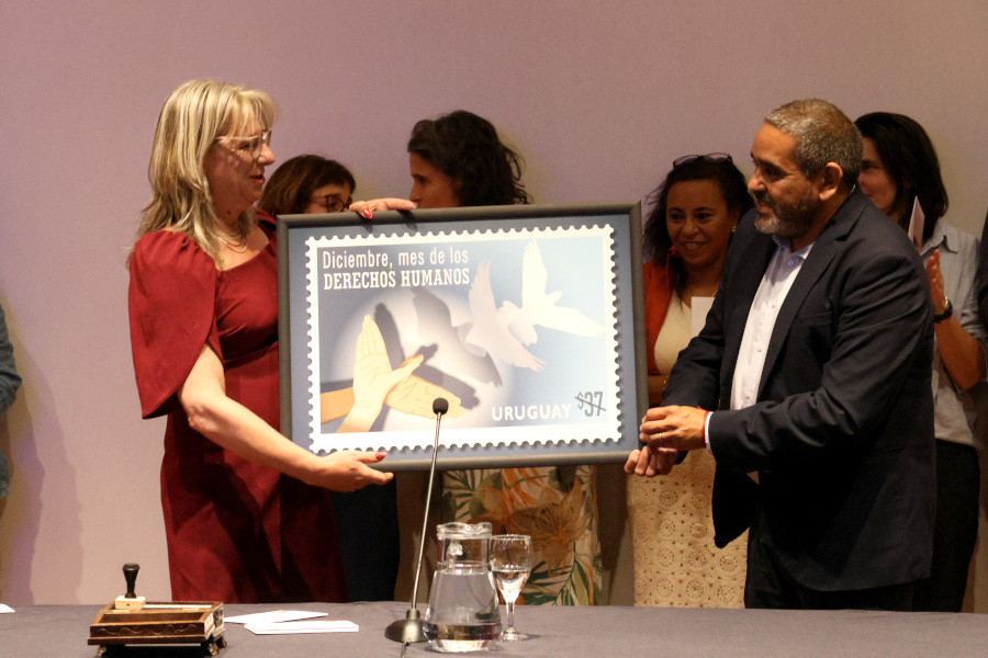 En un acto llevado a cabo en Torre Ejecutiva de Presidencia de la República, Correo Uruguayo realizó el lanzamiento del sello “Diciembre, mes de los derechos humanos”.