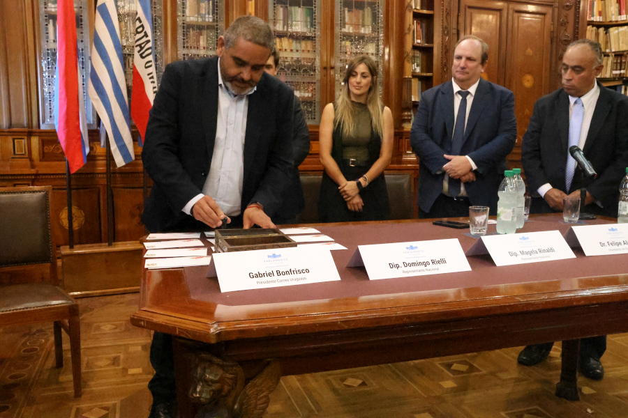 En un acto que tuvo lugar en la biblioteca del Palacio Legislativo, Correo Uruguayo realizó el lanzamiento de un sello conmemorativo por el centésimo quincuagésimo aniversario de la fundación de la ciudad de Sarandí del Yí.