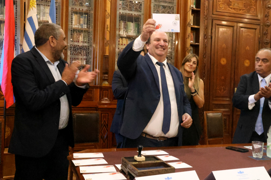 En un acto que tuvo lugar en la biblioteca del Palacio Legislativo, Correo Uruguayo realizó el lanzamiento de un sello conmemorativo por el centésimo quincuagésimo aniversario de la fundación de la ciudad de Sarandí del Yí.