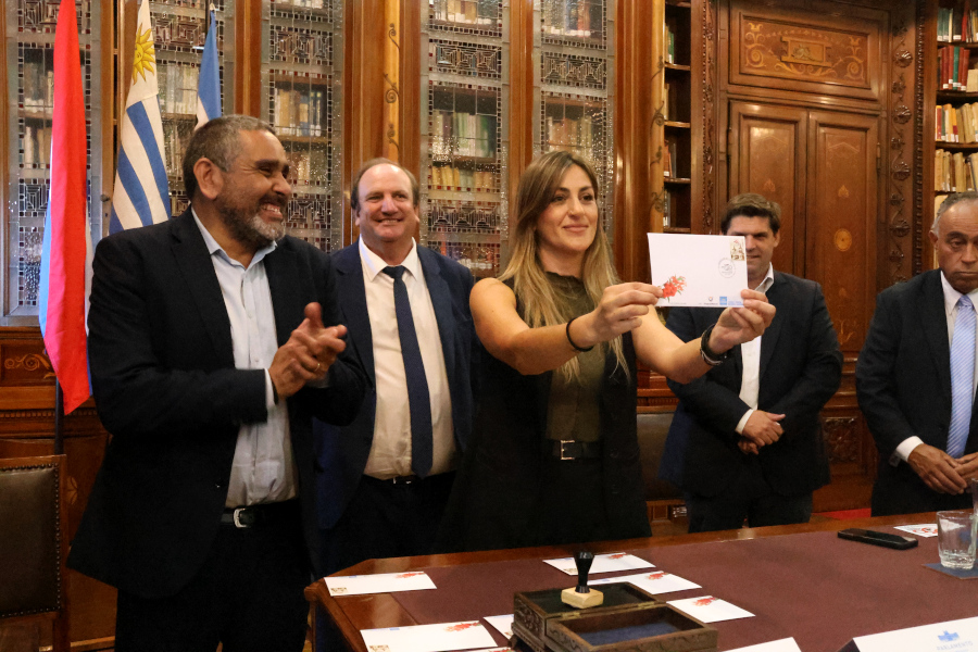 En un acto que tuvo lugar en la biblioteca del Palacio Legislativo, Correo Uruguayo realizó el lanzamiento de un sello conmemorativo por el centésimo quincuagésimo aniversario de la fundación de la ciudad de Sarandí del Yí.