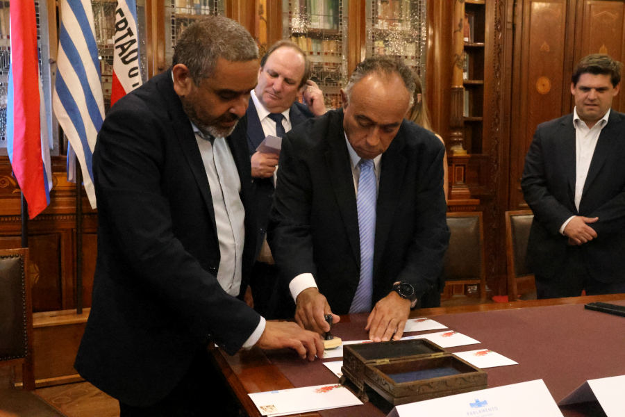 En un acto que tuvo lugar en la biblioteca del Palacio Legislativo, Correo Uruguayo realizó el lanzamiento de un sello conmemorativo por el centésimo quincuagésimo aniversario de la fundación de la ciudad de Sarandí del Yí.