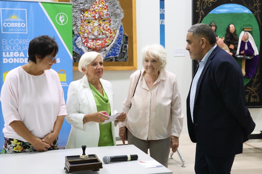 El 25 de febrero, en el Hall Central del Edificio Sede del BPS , Correo Uruguayo realizó la presentación del sello conmemorativo de la Estrategia Nacional de Salud Mental y Bienestar 2025-2030, realizado en base a la obra “La Dama Azul” del Taller Sala 12 del Hospital Vilardebó.