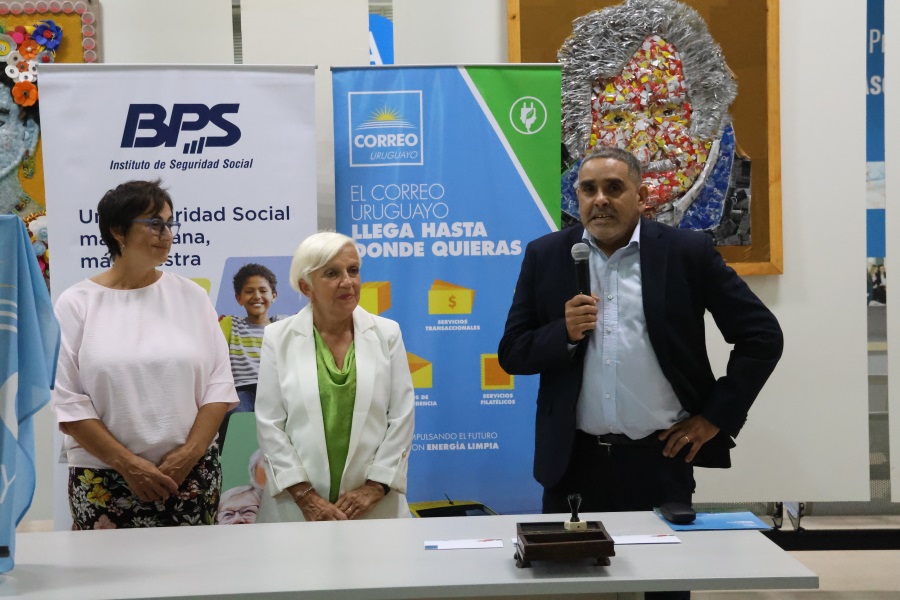 El 25 de febrero, en el Hall Central del Edificio Sede del BPS , Correo Uruguayo realizó la presentación del sello conmemorativo de la Estrategia Nacional de Salud Mental y Bienestar 2025-2030, realizado en base a la obra “La Dama Azul” del Taller Sala 12 del Hospital Vilardebó.