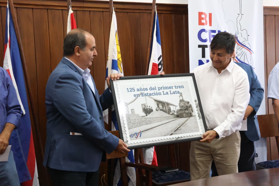 En un acto que tuvo lugar en el Salón de Actos del Municipio de Cardona, Correo Uruguayo realizó el lanzamiento de un sello conmemorativo por los 125 años de la llegada del primer tren a estación “La Lata”.