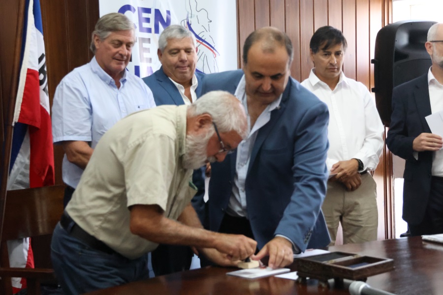 En un acto que tuvo lugar en el Salón de Actos del Municipio de Cardona, Correo Uruguayo realizó el lanzamiento de un sello conmemorativo por los 125 años de la llegada del primer tren a estación “La Lata”.