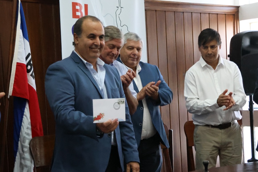 En un acto que tuvo lugar en el Salón de Actos del Municipio de Cardona, Correo Uruguayo realizó el lanzamiento de un sello conmemorativo por los 125 años de la llegada del primer tren a estación “La Lata”.