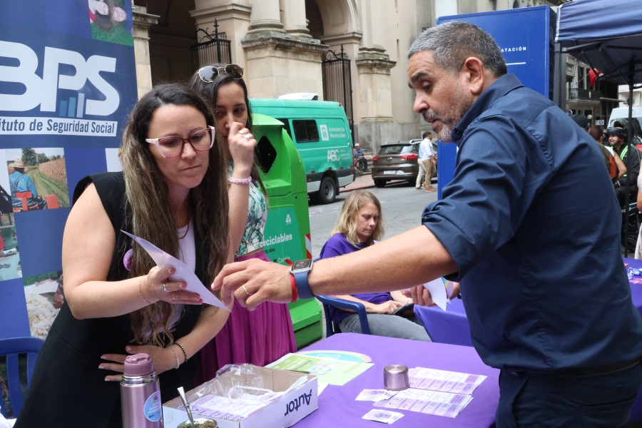 Plaza Matriz fue escenario de una jornada de encuentro con la comunidad en el marco de la conmemoración del Día Internacional de la Mujer.