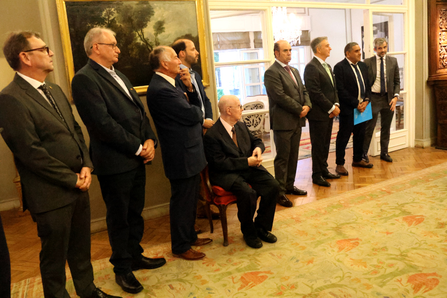 El acto de lanzamiento tuvo lugar en la Embajada de España y contó con la presencia del presidente de Correo Uruguayo Gabriel Bonfrisco, del embajador Javier Salido y del cónsul general Juan Carlos Gafo, así como personal diplomático e integrantes del Consejo de Residentes Españoles.