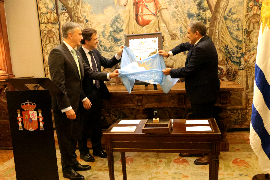 El acto de lanzamiento tuvo lugar en la Embajada de España y contó con la presencia del presidente de Correo Uruguayo Gabriel Bonfrisco, del embajador Javier Salido y del cónsul general Juan Carlos Gafo, así como personal diplomático e integrantes del Consejo de Residentes Españoles.